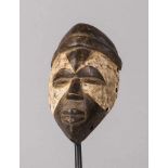Kleine Maske. Kalkweiße Bemalung. Westafrika. H 15,5 cm