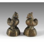 Zwei Opiumgewichte. Mandarin-Enten. Bronze. H 5,5 cm