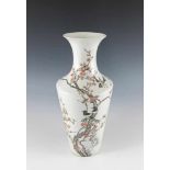 Große Vase. Vögel auf Prunuszweigen. Bodenmarke mit sechs Charakteren. China. H 44 cm
