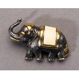 Elefant als Brosche. Email und Citrine in teils geschwärzter Vermeilfassung. L 4,5 cm