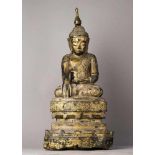 Sitzender Buddha auf getrepptem, kunstvoll graviertem Sockel mit Stifterinschrift. Holz mit Gold-/