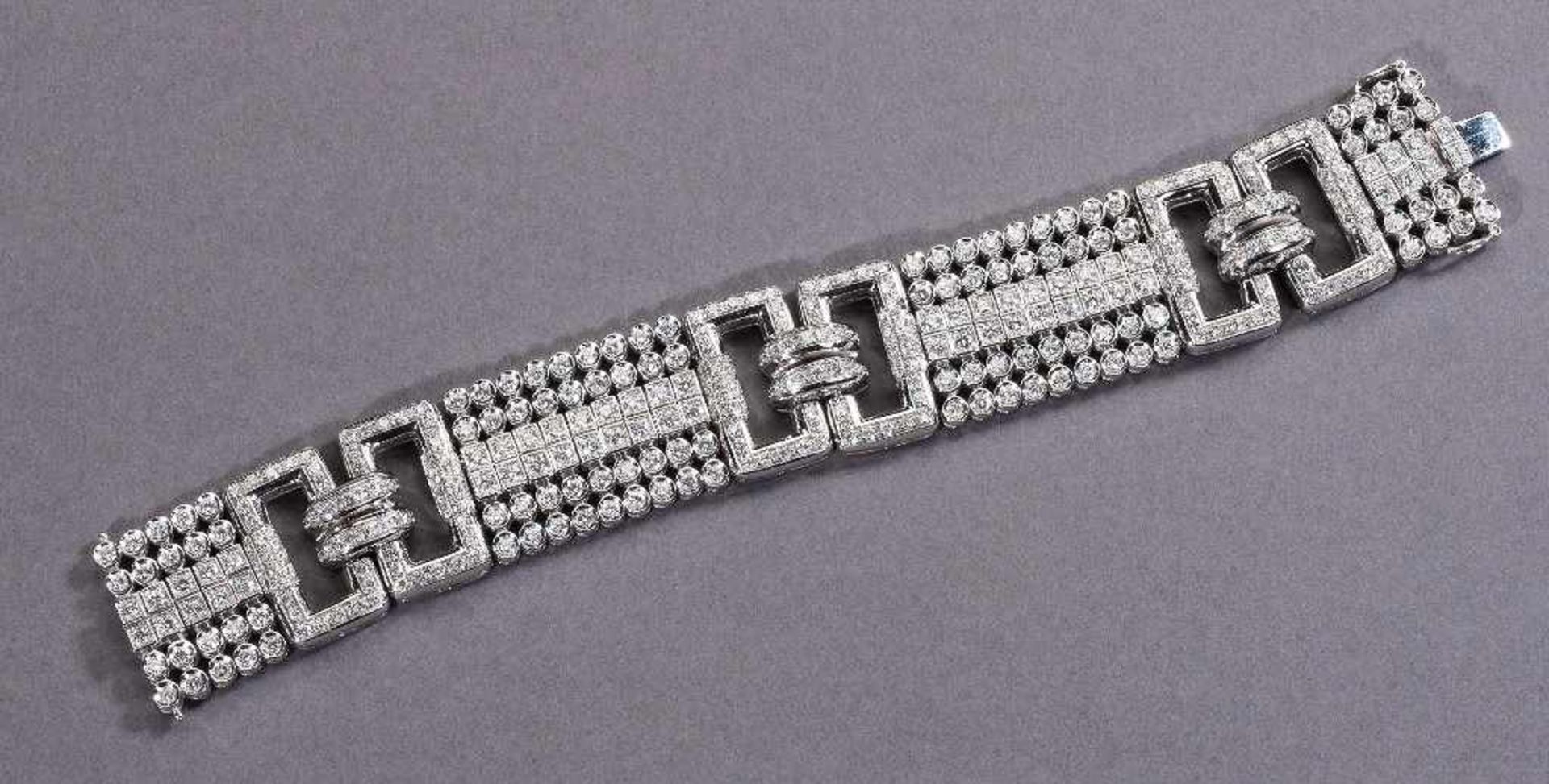 Außerordentliches breites Brillantarmband im Art-Déco-Stil. Brillanten ca. 15 ct. Fassung 18 ct. WG.