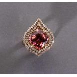 Außergewöhnlicher rosa Turmalin-/Brillantring. Rosa Turmalin ca. 6,10 ct. In zwei Reihen mit ca. 0,