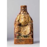 Sitzender Kriegsherr oder Ahnenfigur. Holz gefasst und vergoldet. China, vor 1800. H 22 cm