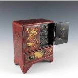 Japanisches Lackschränkchen. Roter Fond mit polychromer und Goldlackmalerei. Meiji-Zeit. 27 x 22 x