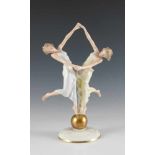 Zwei Tänzerinnen mit Kugel. Polychrom und golden staffierte Figurine. Am Boden bez. K(arl) Tutter.