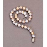 Ungewöhnliche barocke Perlenkette. Perlen Ø ca. 11,5 mm. Schloss 18 ct. WG. L 41,5 cm