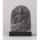 Sitzender Ganesha. Schieferrelief. Indien. H 11,5 cm