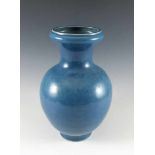 Balustervase. Monochrom taubenblau glasiert. China. H 32,5 cm