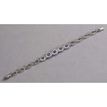 Saphir-/Brillantarmband. Gliederarmband mit fünf blauen Saphiren, ca. 2,300 ct. Mit ca. 0,90 ct.