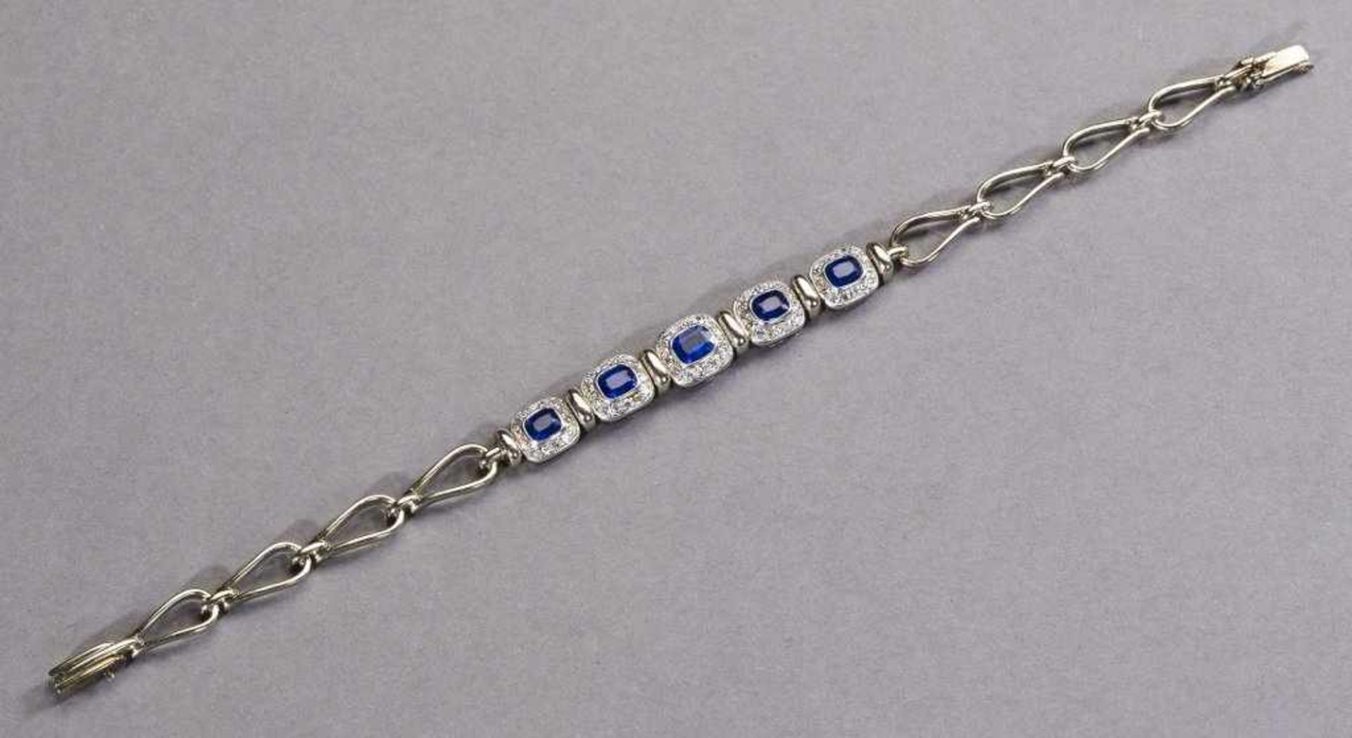 Saphir-/Brillantarmband. Gliederarmband mit fünf blauen Saphiren, ca. 2,300 ct. Mit ca. 0,90 ct.