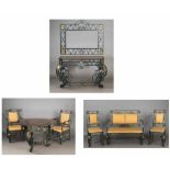 Sitzgarnitur: runder Tisch, Bank, Paar Fauteuils, Paar Stühle und Konsole. Eisen, grün und golden