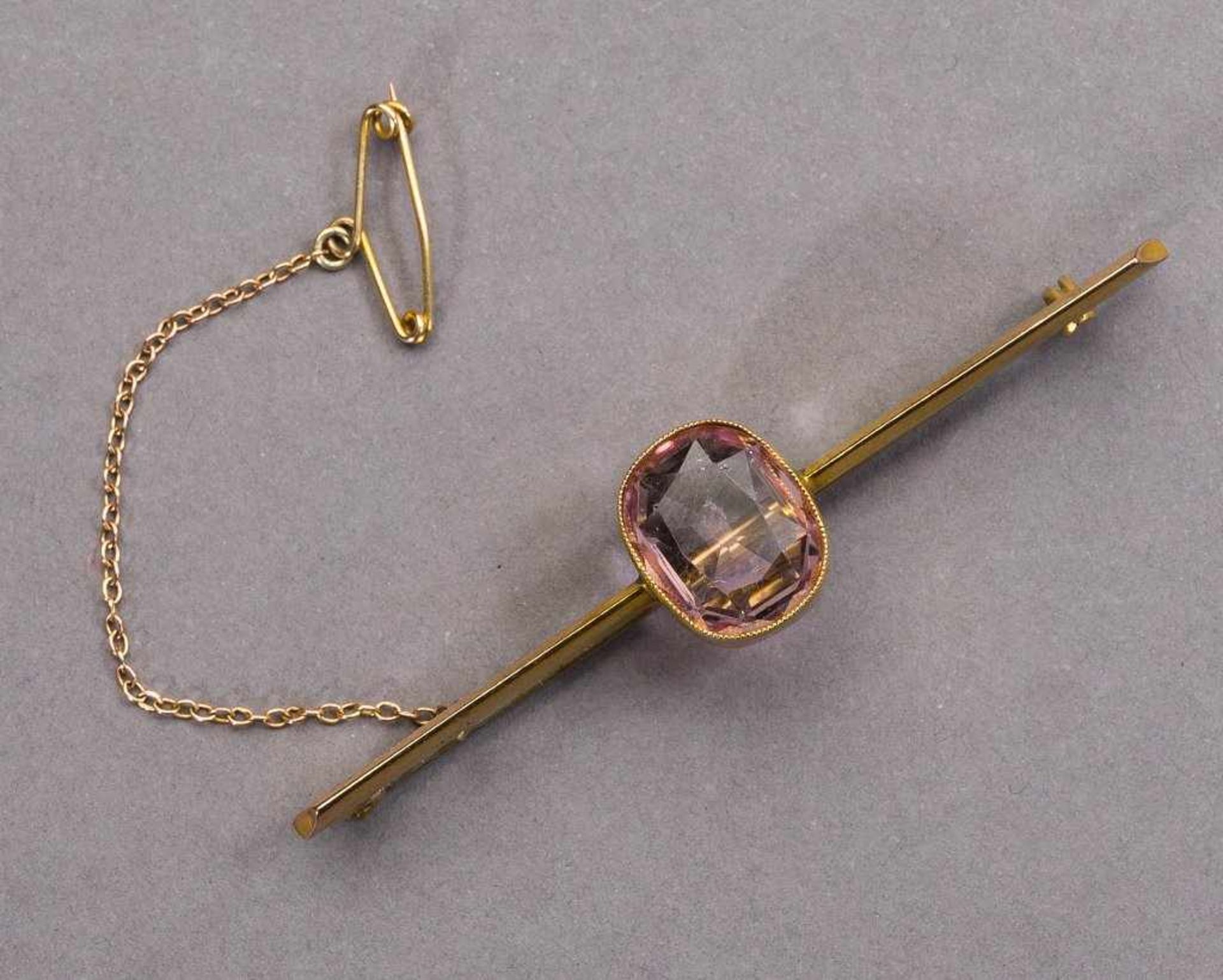 Stabnadel mit rosa Beryll im gerundeten Tafelschliff, ca. 2,50 ct. Fassung 9 ct. GG. Um 1900. L 5,