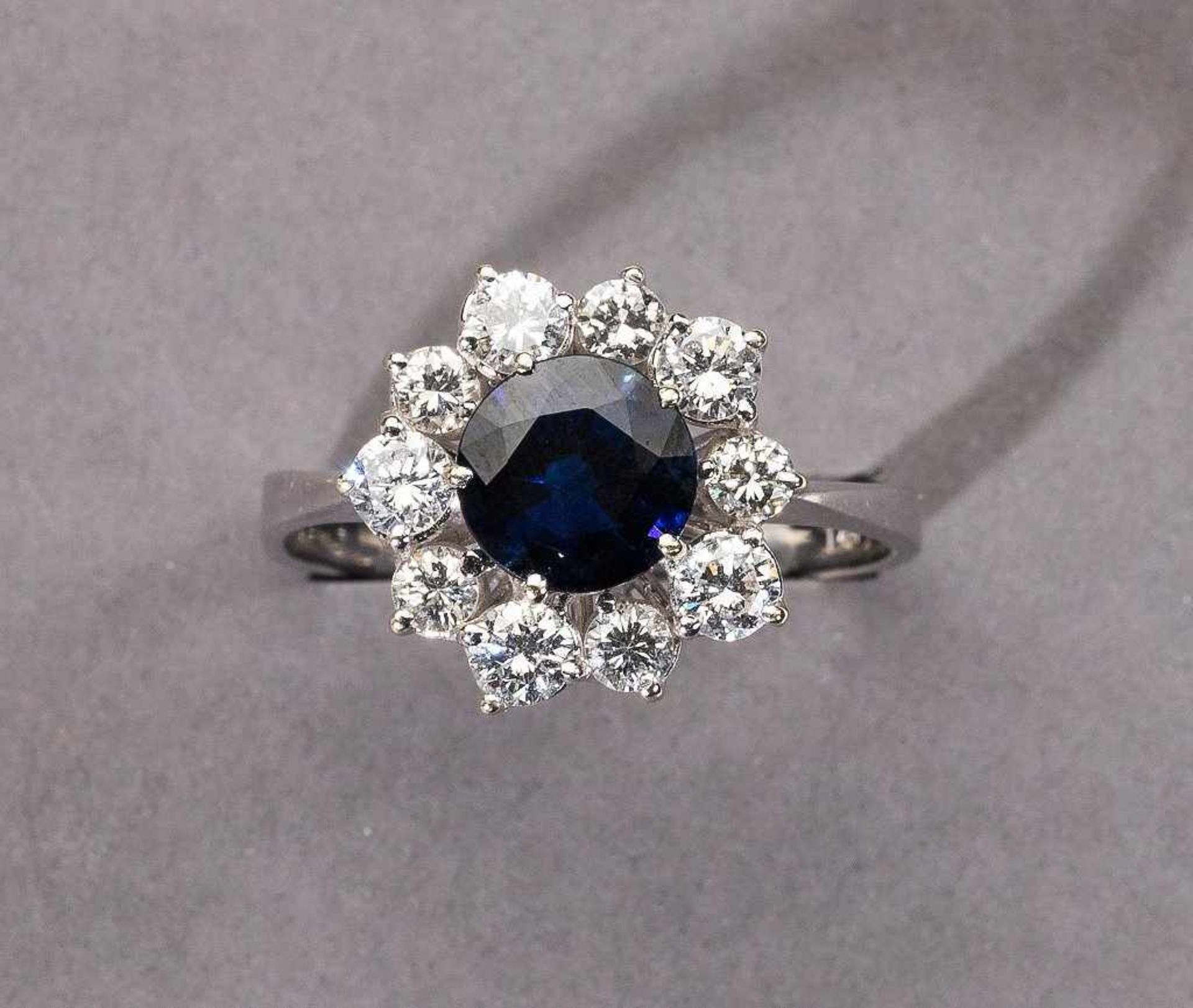 Saphir-/Brillantring. Blauer Saphir ca. 1,44 ct. Mit ca. 0,90 ct. Brillanten karmosiert. Fassung