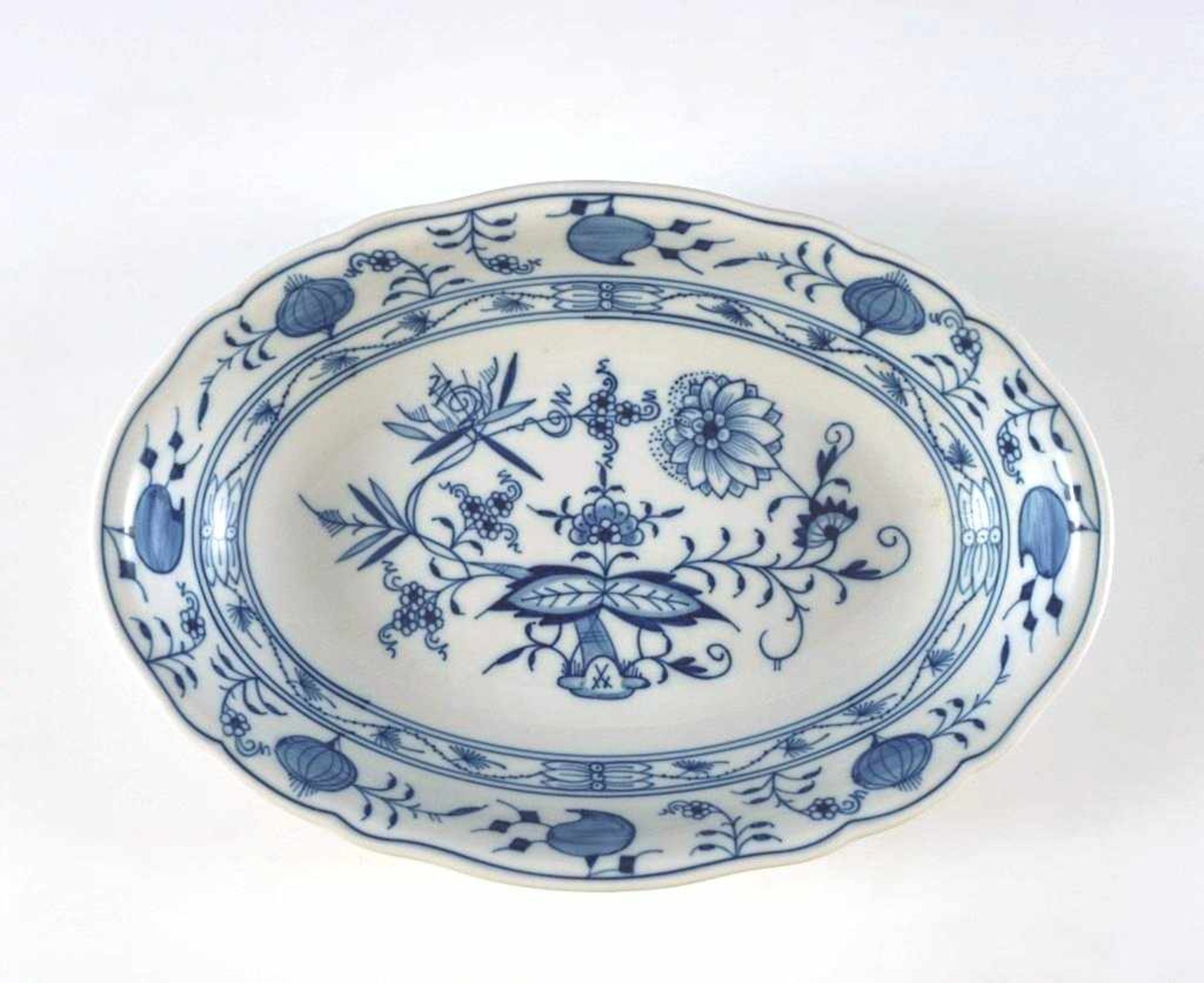 Ovale Schale. Zwiebelmuster. Blaue Schwertermarke Meissen. L 27 cm