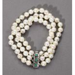 Dreireihiges Akoya-Zuchtperlen-Armband. Perlen Ø 6,5 mm. Silberschloss