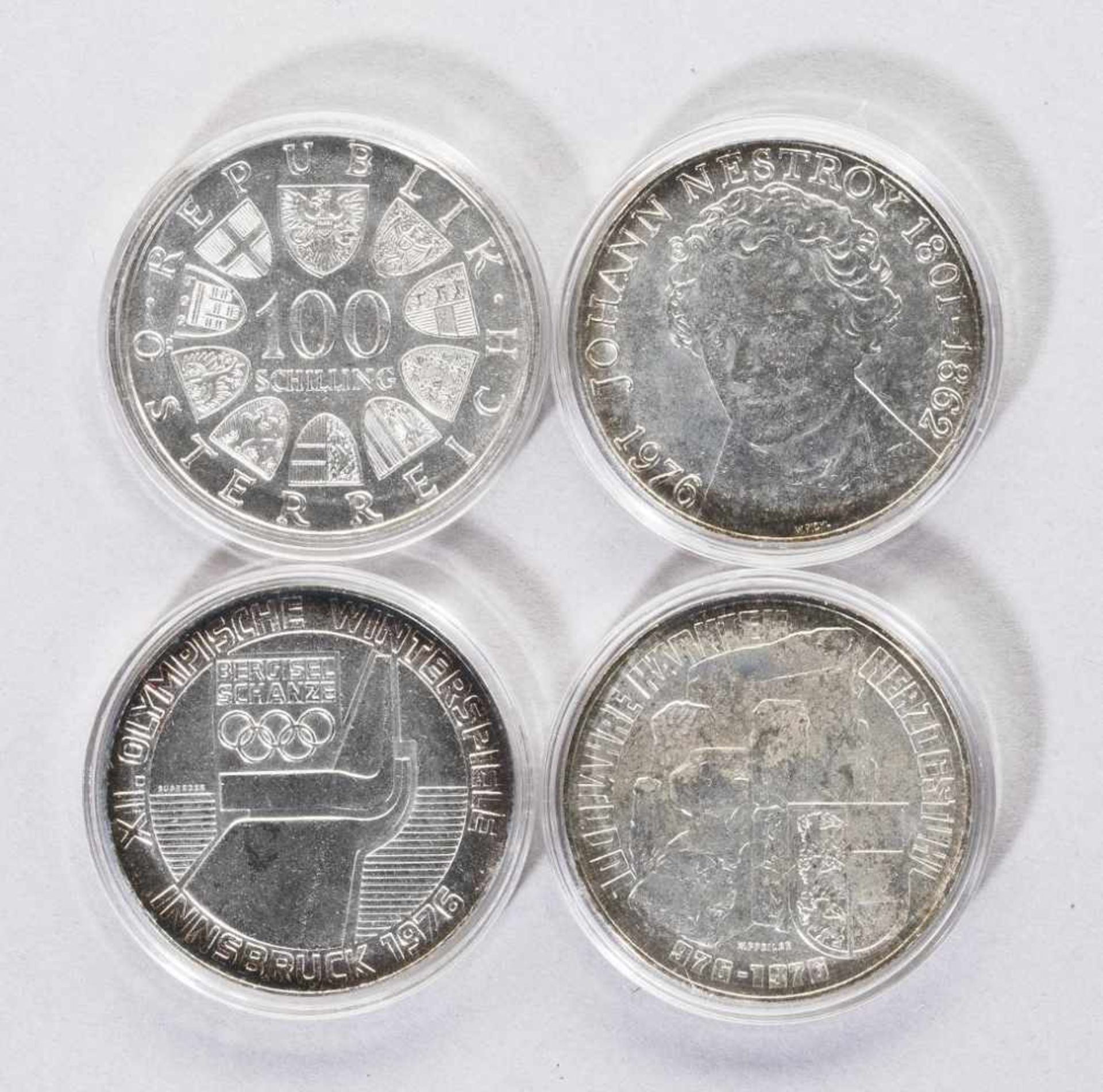 Vier Silbermünzen: 100 Schilling Österreich 1976 Johann Nestroy, 100 Schilling 1976 Olympische