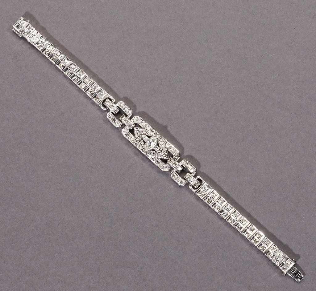 Art-Déco-Brillantarmband. Mittig Diamantnavette von ca. 0,40 ct. Getönt (crystal), si. Weitere