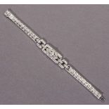 Art-Déco-Brillantarmband. Mittig Diamantnavette von ca. 0,40 ct. Getönt (crystal), si. Weitere