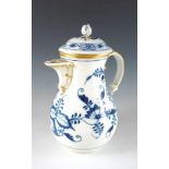 Große Kaffeekanne. Zwiebelmuster mit Goldstaffage. Blaue Schwertermarke Meissen, um 1900. H 25,5 cm