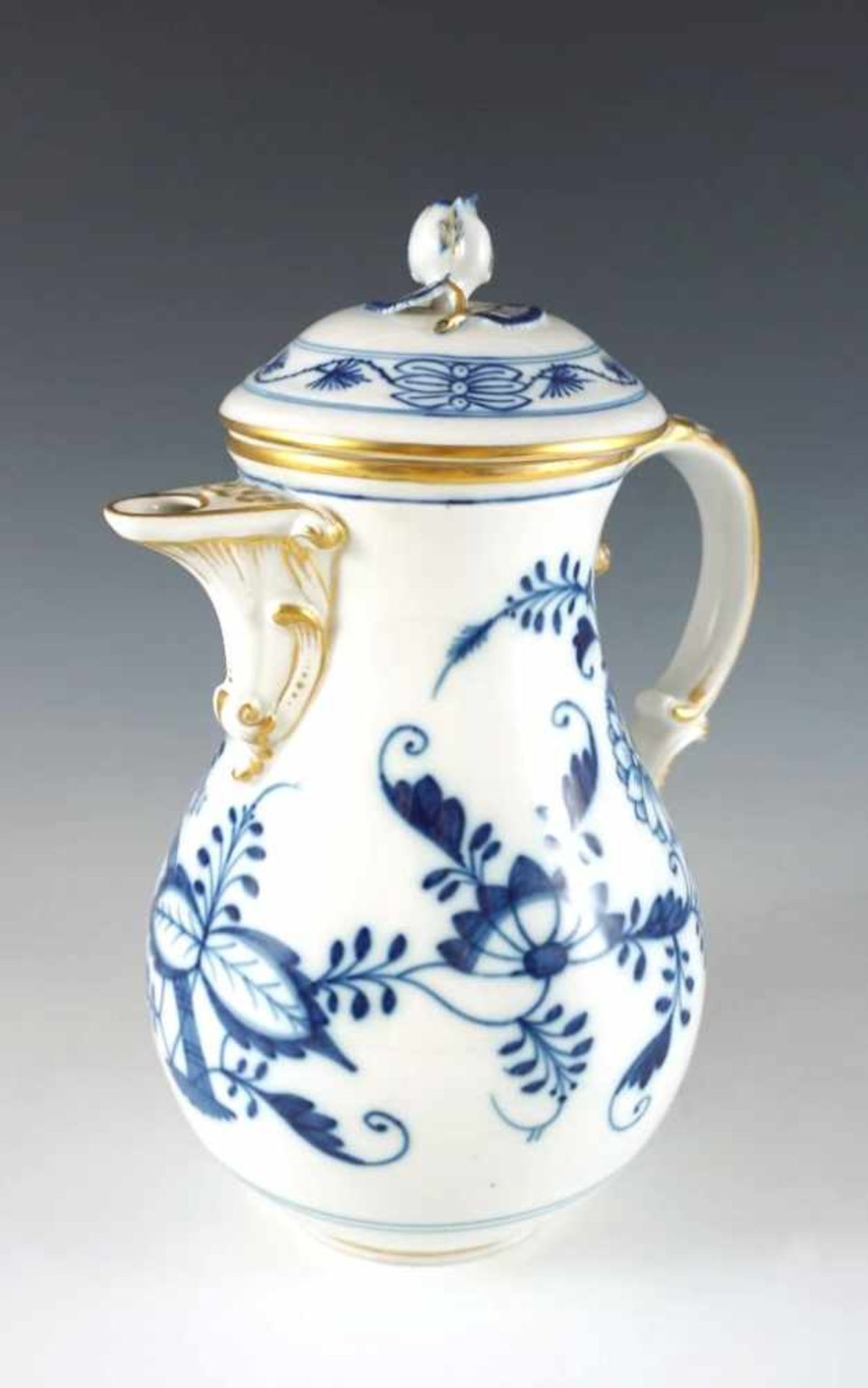 Große Kaffeekanne. Zwiebelmuster mit Goldstaffage. Blaue Schwertermarke Meissen, um 1900. H 25,5 cm