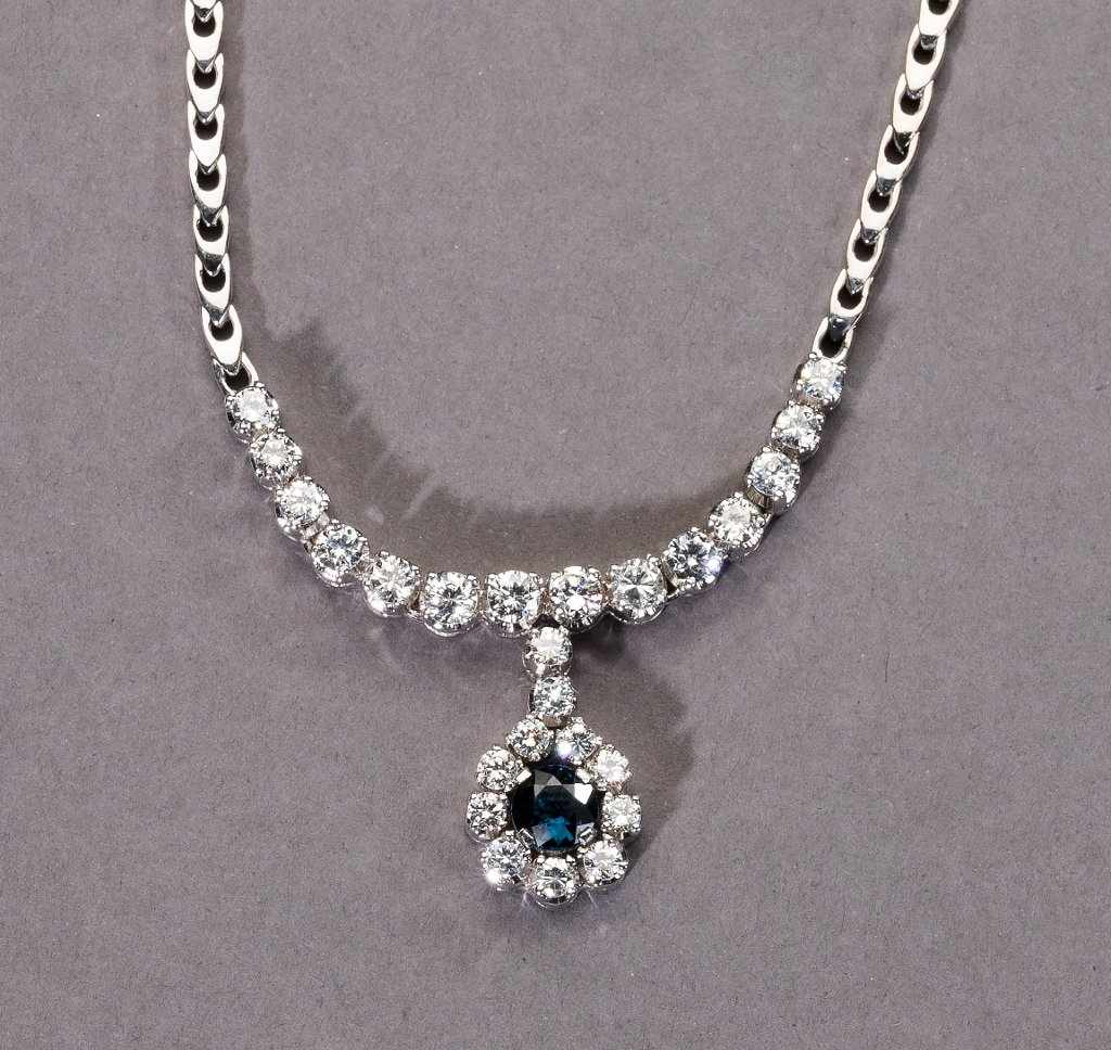 Saphir-/Brillantcollier. Blauer Saphir ca. 0,50 ct. Brillanten ca. 1,85 ct. Weiß (wesselton), si.