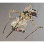 Schattenspielfigur aus dem Wayang Kulit. Leder mit Horn. Java, 1. H. 20. Jh. H 90 cm