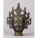 Bekrönter Buddha-Kopf. Gelbguss mit feiner Patina. Nepal/Tibet, um 1800. H 24 cm