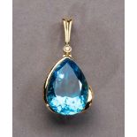 Topasanhänger. Tropfenförmiger Blautopas ca. 13,30 ct. Fassung 14 ct. GG. H 3,2 cm