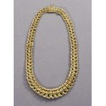 Goldenes Collier in leichter Verlaufform. 18 ct. GG, 48 g. L 42 cm