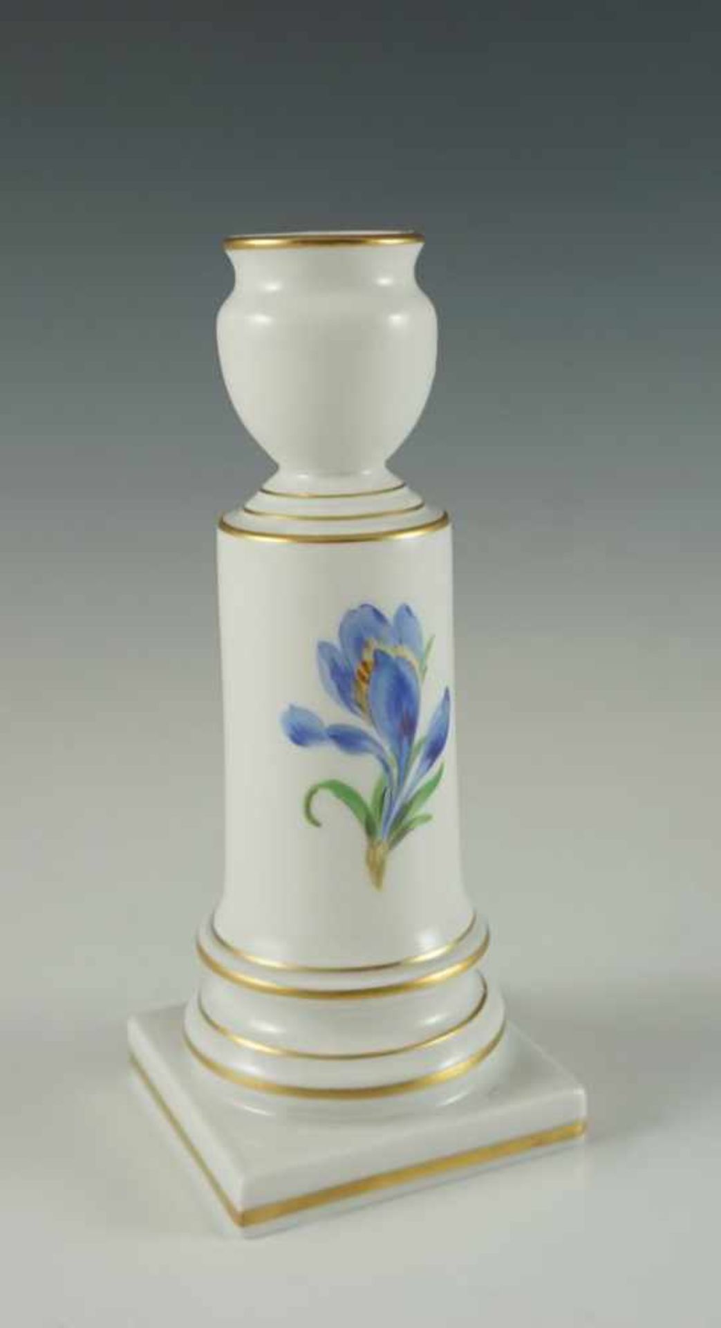 Kerzenleuchter in Säulenform. Enzianblüte und Goldstaffage. Blaue Schwertermarke Meissen. H 15 cm