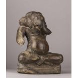 Statuette eines Ganesha in Dhyana-Asana-Haltung. Dunkler Stein mit polierter Oberfläche. Khmer,