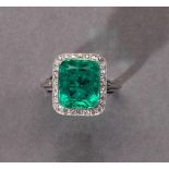 Außergewöhnlicher Smaragd-/Diamantring. Hochfeiner Smaragd im Tafelschliff, ca. 6 ct. Entouriert mit