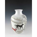 Große Balustervase. Umlaufend bemalt mit Hunden in Winterlandschaft. Bodenmarke. China. H 38 cm