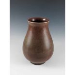 Bombierte Vase. Mutationsglasur: braun, rot und grün. China, 19. Jh. H 28,5 cm