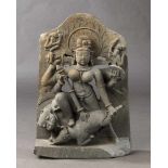 Steinrelief mit vierarmiger Durga beim Erlegen des Wildes. Schiefer. Indien. 60 x 40 cm