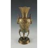 Aufsatz-Henkelvase auf drei Beinen mit Chimärenköpfen. Reliefdekor. Bronze. China, um 1900. H 34 cm