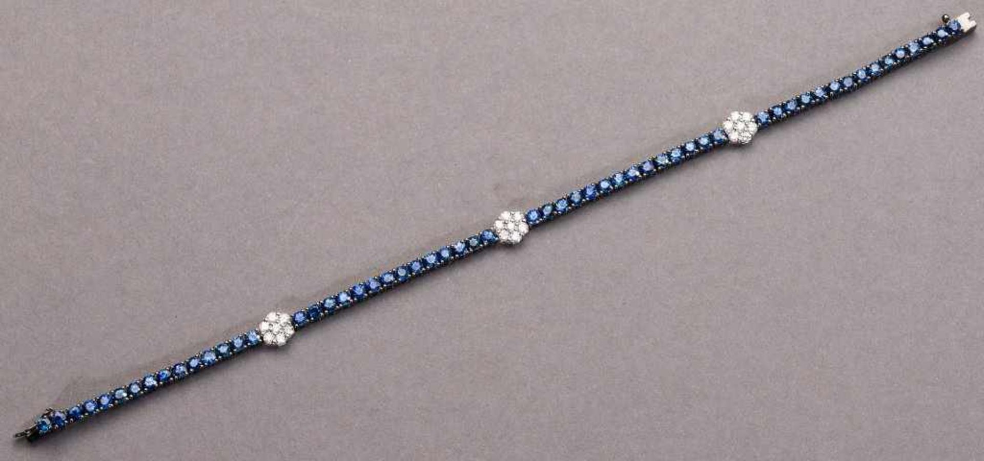 Saphir-/Brillantarmband. Blaue facettierte Saphire ca. 5,60 ct. Brillanten ca. 0,70 ct. Fassung 18