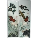 Zwei Porzellanbilder. Polychrome Bemalung: Pferde unter Kiefer. China. 75 x 22,5 cm