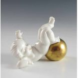 Putto mit Kugel. Kleine Figurine, weiß und golden. Lorenz Hutschenreuther Selb, Mitte 20. Jh. L 7