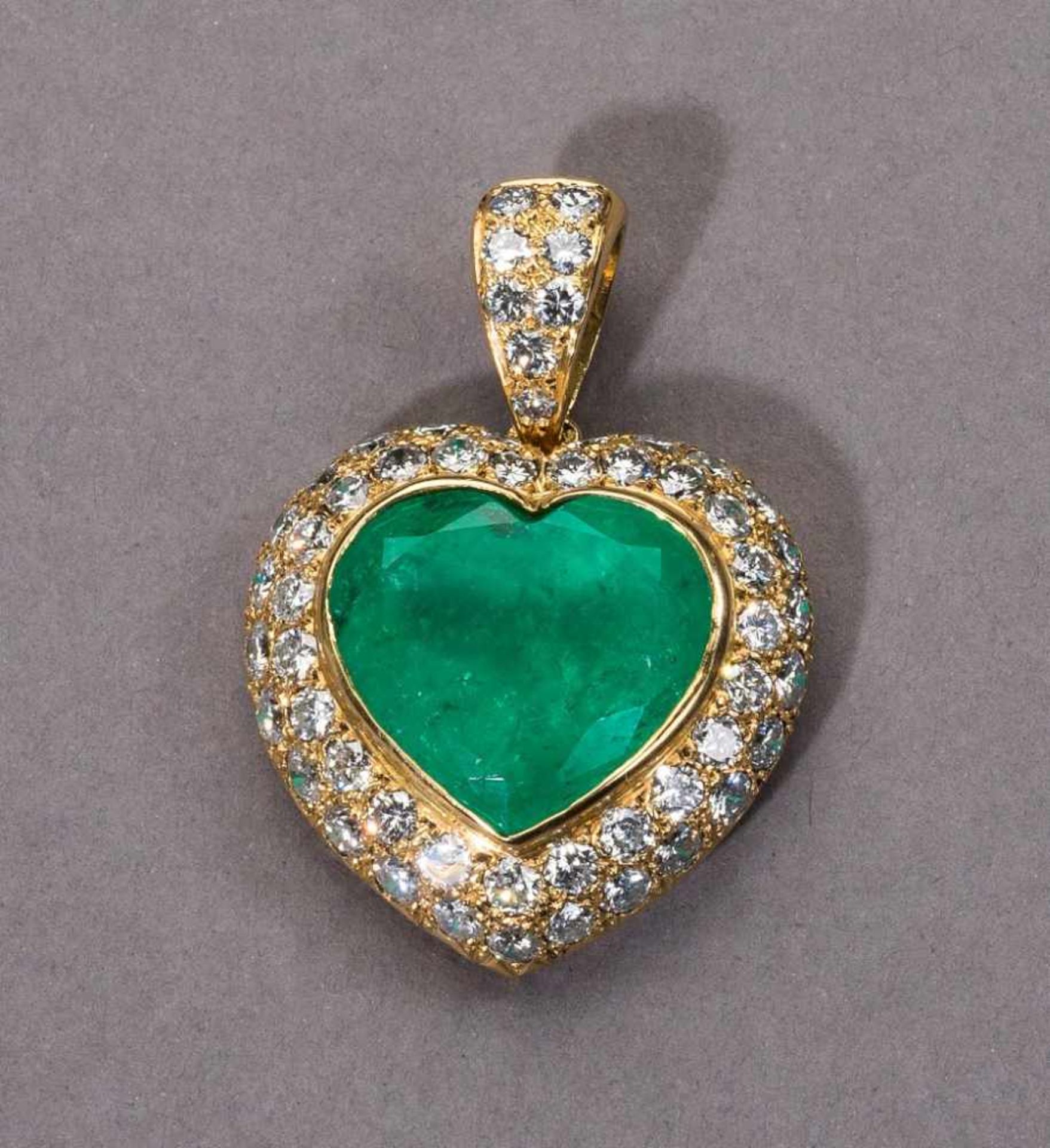 Smaragd-/Brillant-Herzanhänger. Herzförmig geschliffener Smaragd ca. 9 ct. Mit ca. 2 ct.