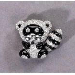 Pandabärenbrosche. Diamanten ca. 1,66 ct. Schwarzes Email. Fassung 18 ct. WG. Min. Stelle. H 3 cm