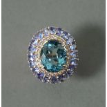 Topas-/Tansanitring. Blauer Topas, weiße Topase und Tansanite ca. 11,56 ct. Vermeilfassung