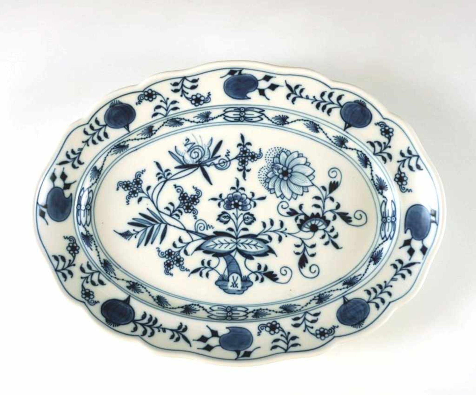 Ovale Vorlegeplatte. Zwiebelmuster. Blaue Schwertermarke Meissen. L 36 cm