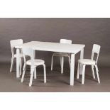 Tisch mit vier Stühlen. Weiß lackiertes Holz. Lederpolster. Entwurf Alvar Aalto für Artek. Tisch