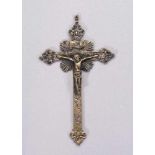 Großer silberner Kreuzanhänger mit plastisch ausgearbeitetem Kruzifixus. Anf. 20. Jh. H 14,5 cm