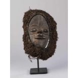 Maske der Lega. Umrandung mit Naturfasern. Gabun. H 30 cm