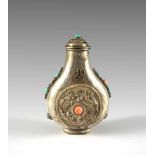 Snuffbottle. Silber mit Korallen und Türkisen. Mongolei. H 8 cm