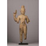 Statuette eines vierarmigen Vishnu, in der rechten erhobenen Hand das Rad der Lehre. Fein