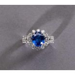 Feiner Saphir-/Brillantring. Mittig leuchtend blauer Saphir ca. 3,60 ct. Brillanten ca. 1,84 ct.